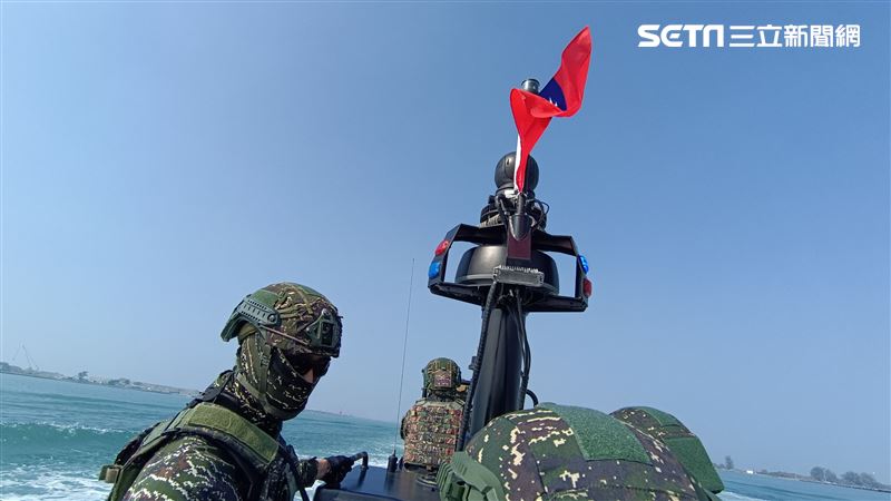 海軍113年春節加強戰備M109特種突擊艇實施海上戒護。（圖/記者邱榮吉攝影）