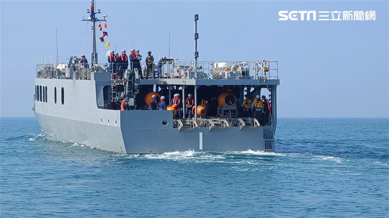 海軍113年春節加強戰備布雷艦施放萬象二型擊留水雷及萬象二型沈底水雷。（圖/記者邱榮吉攝影）