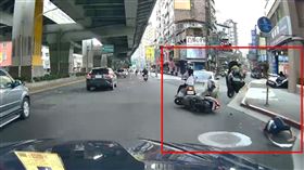 新北,中和,蓋棉被,機車,追撞,看手機,翻滾,