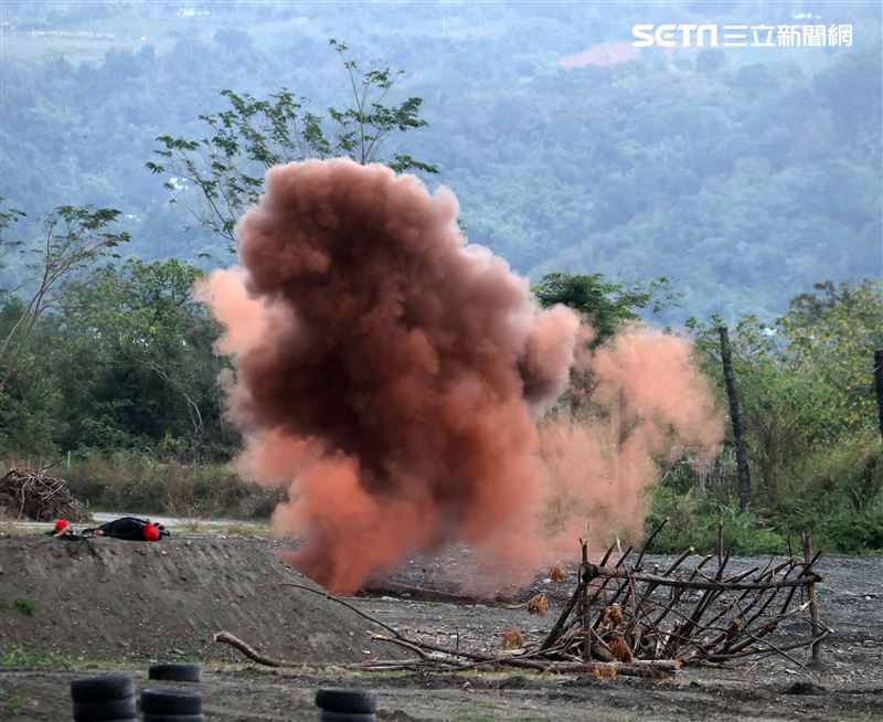 陸軍113年春節加強戰備第二作戰區肩負東部地區戰備重任，CM22迫砲車隊敵實火力制壓。（圖/記者邱榮吉攝影）
