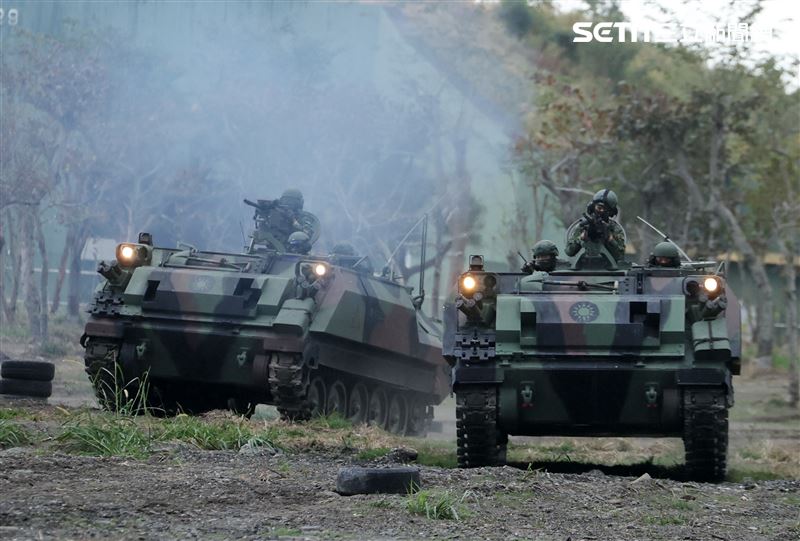 陸軍113年春節加強戰備第二作戰區肩負東部地區戰備重任，機步排CM21甲車超越攻擊。（圖/記者邱榮吉攝影）