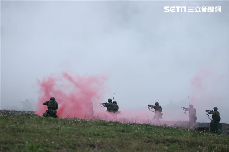 陸軍113年春節加強戰備第二作戰區肩負東部地區戰備重任，機步排超越攻擊。（圖/記者邱榮吉攝影）
