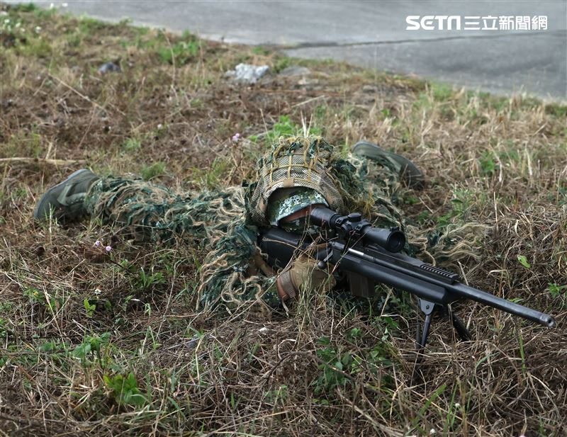 陸軍113年春節加強戰備第二作戰區肩負東部地區戰備重任，女狙擊手遠距離狙殺敵軍指揮官。（圖/記者邱榮吉攝影）