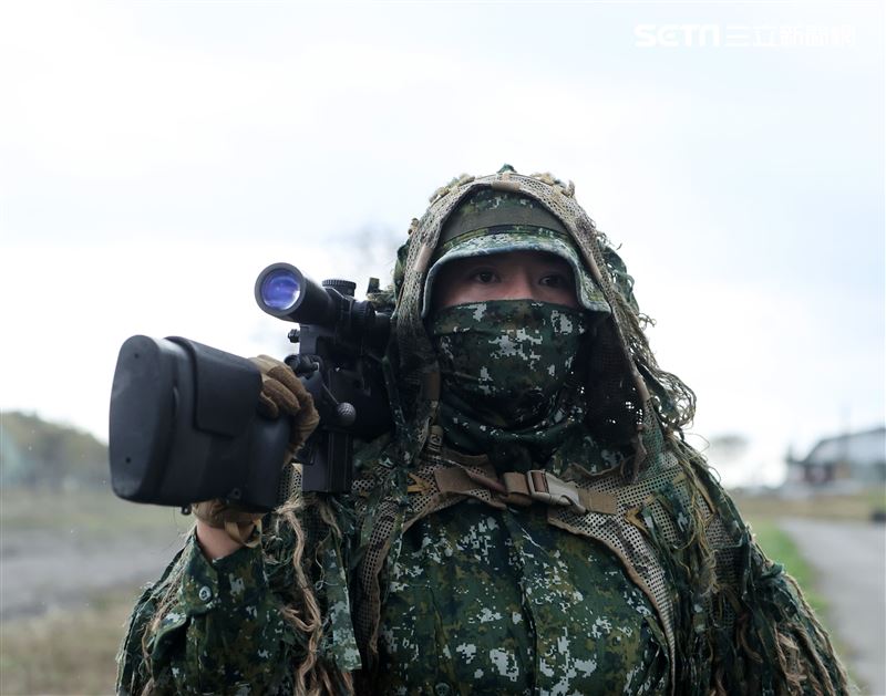 陸軍113年春節加強戰備第二作戰區肩負東部地區戰備重任，女狙擊手遠距離狙殺敵軍指揮官。（圖/記者邱榮吉攝影）