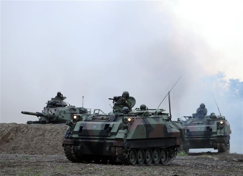 陸軍113年春節加強戰備第二作戰區肩負東部地區戰備重任，機步排CM21甲車超越攻擊。（圖/記者邱榮吉攝影）