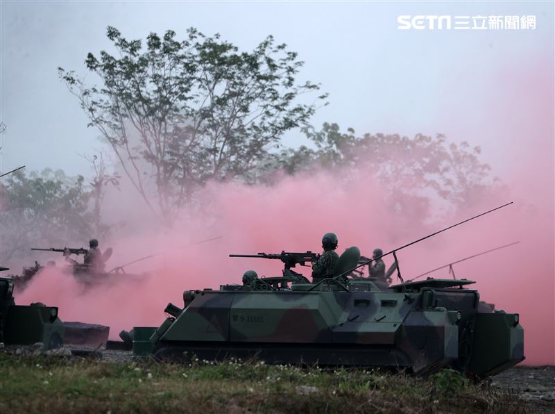 陸軍113年春節加強戰備第二作戰區肩負東部地區戰備重任，機步排CM21甲車超越攻擊。（圖/記者邱榮吉攝影）