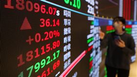 台股兔年封關（1）台股5日兔年封關，終場漲36.14點，收18096.07點，農曆年封關首度收在萬八之上；兔年全年上漲3163.14點，漲幅約21.18%。中央社記者謝佳璋攝  113年2月5日