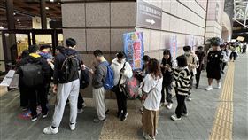 台北國際動漫節最後一天　動漫迷排隊入場2024台北國際動漫節在台北世貿一館熱鬧展出，5日是展期最後一天，館外滿是排隊人潮，許多動漫迷等候入場。中央社記者鄭傑文攝  113年2月5日