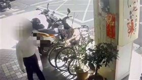 台北一名老翁偷走騎樓的發票箱，想靠中獎發財。（圖／翻攝畫面）
