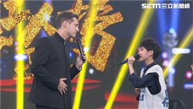 鄧品硯與賈斯汀演唱英文歌。(圖/超級紅人榜提供)