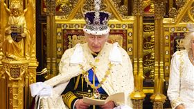 英國國會開幕大典  查爾斯三世首度發表御座致辭英國國會7日舉行開幕大典，去年9月登基的英王查爾斯三世在上議院發表他即位以來第一場「御座致辭」，揭示政府在新一年會期欲推動的法案。（英國國會上議院提供）中央社記者陳韻聿倫敦傳真  112年11月7日