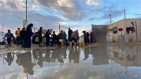 戰火轟擊使巴勒斯坦基礎設施破壞，導致難以取得乾淨的水源，造成巴勒斯坦難民提升疾病感染的風險。（圖／翻攝自@UNRWA X平台）
https://twitter.com/UNRWA/status/1754109139855217003