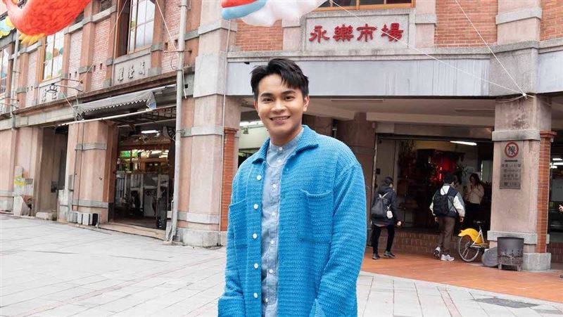 部落都是他的歌！男星現身街頭快閃　吸400萬流量超狂