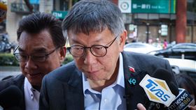 柯文哲出席北區謝票茶會未受訪台灣民眾黨4日在台北舉行北區謝票茶會，黨主席柯文哲（中）現身，未回應媒體提問。中央社記者趙世勳攝  113年2月4日