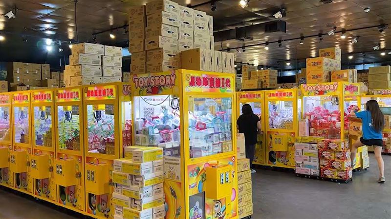 王男懷疑卓男曾在夾娃娃機店偷竊，竟持鋁棒短短14秒內痛打頭、背、腹部至少5下。(示意圖／資料照)