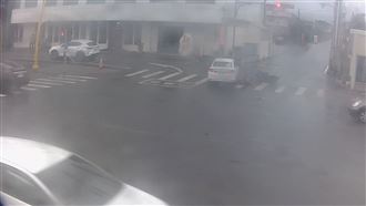 恐怖畫面曝！汽車鬼切右轉…騎士傷重不治