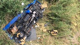 台76線小貨車遭撞掉落平面道路  2人傷重不治國道公路警察局第三公路警察大隊指出，1輛大貨車行經台76線西向13公里處時追撞小貨車，導致小貨車失控撞護欄，從高架道路掉落到平面道路邊坡，造成小貨車駕駛及乘客傷重不治。（民眾提供）中央社記者吳哲豪傳真  113年2月5日