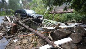 南加州災情慘重，暴雨引發的水災和泥流淹入街道，路面上殘骸散落。（圖／美聯社／達志影像）