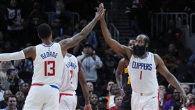 ▲哈登（James Harden）超神「4分打」，楊恩（Trae Young）慘被上課。（圖／美聯社／達志影像）