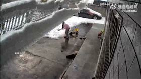 中國婦人遭大雪埋。（圖／翻攝自微博）