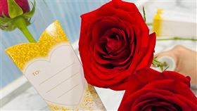 每朵玫瑰花皆採用特別設計的包裝盒承載愛情的幸福時刻。（圖／超商業者提供）