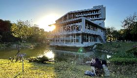 政大達賢圖書館