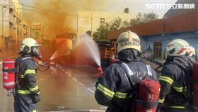 彰化伸港貨櫃車翻覆，硝酸洩漏。(圖/民眾提供)