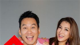 艾力克斯（左）和李詠嫻會以傳統習俗過年。艾迪昇傳播提供