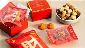 農曆春節將至，長榮航空特別於年節期間在機艙內張貼春聯及設計專屬龍年生肖頭墊紙、餐巾紙予旅客使用，營造機上濃厚過年氛圍。（圖／長榮航空提供）