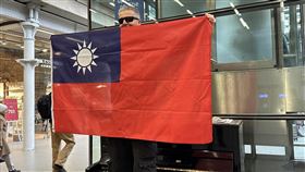 英國鋼琴家卡瓦納高舉台灣國旗（圖／翻攝自Dr K Boogie Woogie臉書）