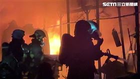 台中干城環保市場發生大火，攤商急忙趕抵現場關心狀況。（圖／翻攝畫面）