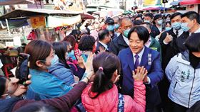 ▲賴清德今年春節走訪西部各地大廟。圖為賴清德去年底參訪湧蓮寺，受民眾歡迎。（圖／總統府提供）