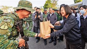 ▲蔡英文每年過年都匯到軍警海巡等單位慰勉春節值班人員。（圖／總統府提供）