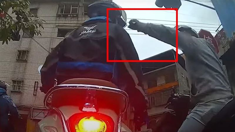 等紅燈起口角　騎士暴怒噴辣椒水急逃摔車