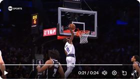▲身高188公分的厄文（Kyrie Irving）秀「空中接力」。（圖／翻攝自NBA on TNT推特）