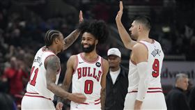 ▲懷特（Coby White）第四節攻下21分，帶領公牛在延長賽擊敗灰狼。（圖／美聯社／達志影像）