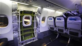 阿拉斯加航空公司1架波音737 MAX 9客機發生機身艙門脫落事件。（圖／美聯社／達志影像）