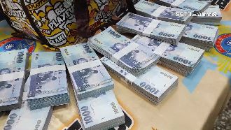 車手拿「真鈔夾玩具鈔」　詐千萬元泰達幣