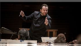 波士頓交響樂團與現任音樂總監尼爾森斯（Andris Nelsons）簽訂了永久有效的「滾動」合同，無限延長他在該團的任期，並任命他為壇格塢音樂節主指揮。