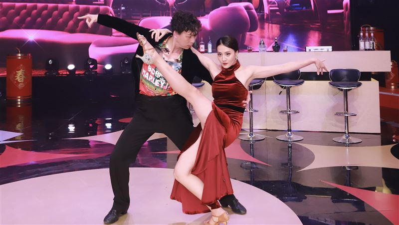 辣開高衩到腿跟　女星激舞震撼畫面曝光