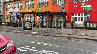 臨停接小孩突開車門　機車載童碰撞重摔地