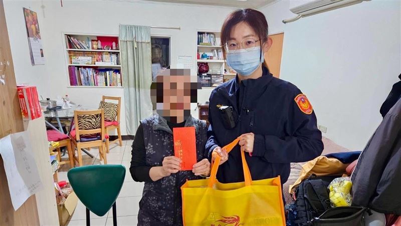 海山警關懷獨居長者　寒冬送暖好過年