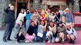 子瑜媽媽曬出TWICE隊長志效（後排右三）、定延（前排右二）年初來台旅遊大合照。（圖／翻攝自黃燕玲X）