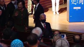 前副總統連戰今天在妻子連方瑀的陪同下，出席「臺灣通史（原文＋白話文）」新書發表會