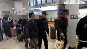 林男在高鐵亮出折疊刀及辣椒水毆打男性乘客。（圖／翻攝畫面）