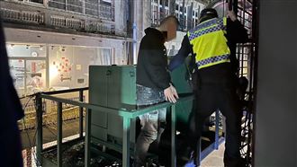 通緝犯扮蜘蛛人　跳窗爬變電箱躲仍被警逮