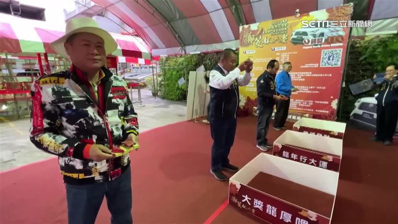 獨／宮廟新年擲筊賽　「獎車贈金」成趨勢
