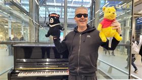 英鋼琴家為台灣而奏  支持自由英國鋼琴家卡瓦納7日接受中央社專訪，並在「鋼琴門」事件的倫敦聖潘克拉斯車站鋼琴上，為台灣即興演奏一曲，琴鍵上同時擺放台灣黑熊與象徵中共威權的維尼熊。他說，他演出的Boogie-woogie象徵「反抗」和「自由」。中央社記者陳韻聿倫敦攝  113年2月7日