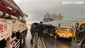 新北陳男開車行經浮洲橋時失控擦撞分隔島，再追撞計程車及大貨車後翻覆。（圖／翻攝畫面）