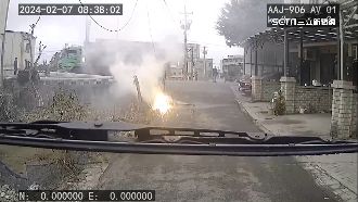 貨車吊臂扯斷高壓電線　釀停電還引發火勢
